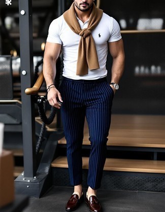 Какие свитера с круглым вырезом носить с белой футболкой-поло мужчине