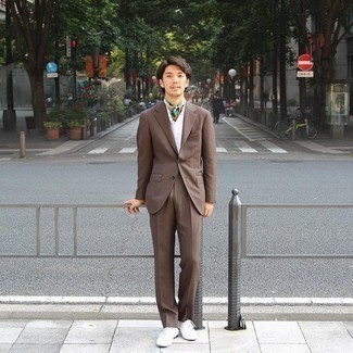 Как носить белую футболку-поло с темно-коричневым костюмом