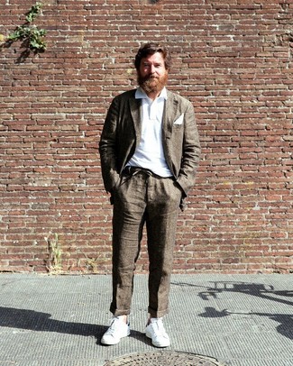 Как носить белую футболку-поло с темно-коричневым костюмом