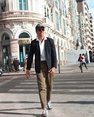 Какие двубортные пиджаки носить с белой футболкой-поло мужчине