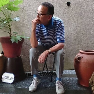 Как носить белую футболку-поло с серыми низкими кедами из плотной ткани мужчине