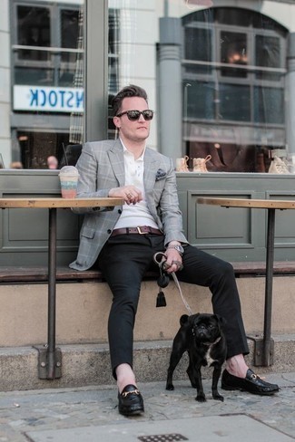 Как носить белую футболку-поло с серым пиджаком в клетку мужчине