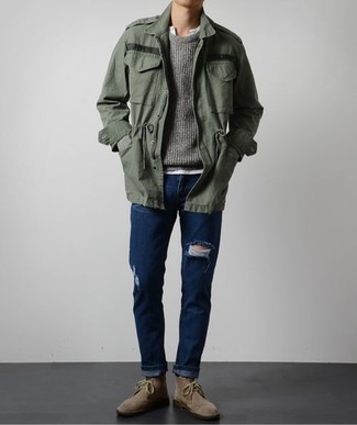 Как носить белую футболку-поло с серым свитером с круглым вырезом мужчине