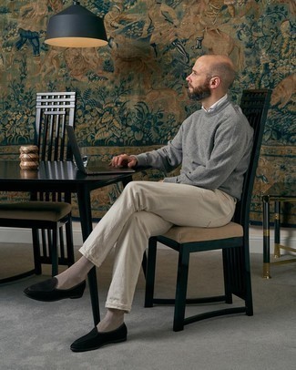 Как носить белую футболку-поло с серым свитером с круглым вырезом мужчине