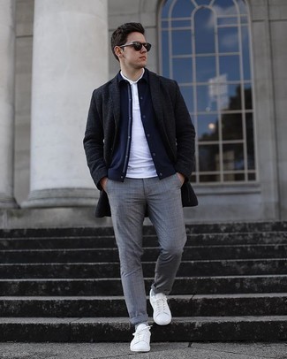 Как носить белую футболку-поло с серым длинным пальто