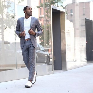 Как носить белую футболку-поло с серым костюмом