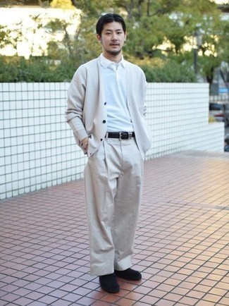 Как носить белую футболку-поло с серым костюмом