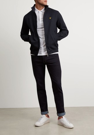 Какие джинсы носить с белой футболкой-поло мужчине