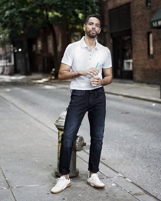 Какие джинсы носить с белой футболкой-поло мужчине