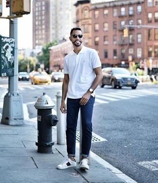Какие джинсы носить с белой футболкой-поло мужчине