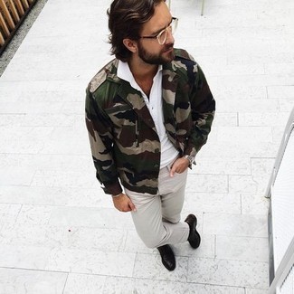 Какие джинсы носить с белой футболкой-поло мужчине