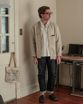 Какие джинсы носить с белой футболкой-поло мужчине