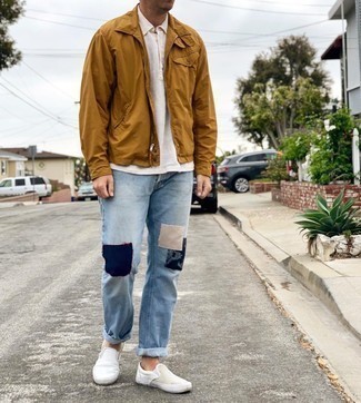 Какие джинсы носить с белой футболкой-поло мужчине