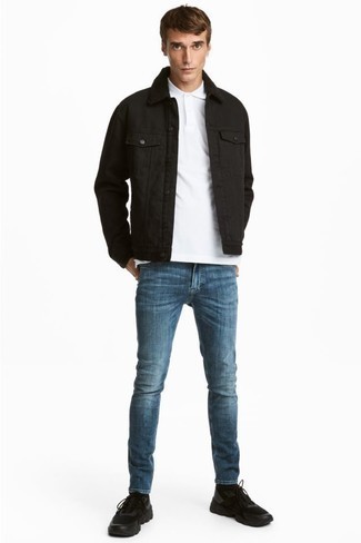 Какие джинсы носить с белой футболкой-поло мужчине