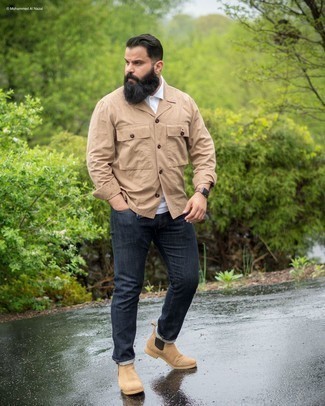 Какие джинсы носить с белой футболкой-поло мужчине