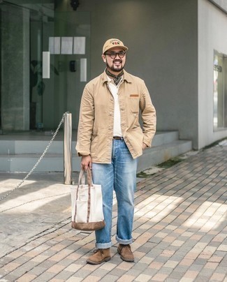 Какие джинсы носить с белой футболкой-поло мужчине