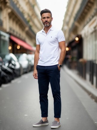 С чем носить белую футболку-поло мужчине