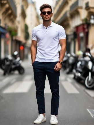 С чем носить белую футболку-поло мужчине