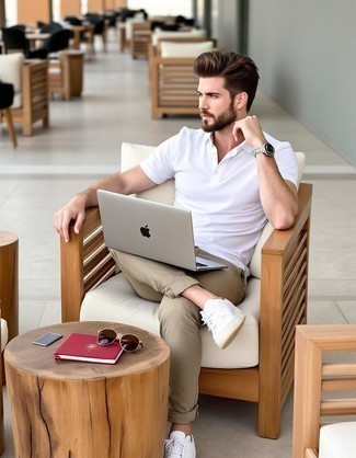 С чем носить белую футболку-поло мужчине