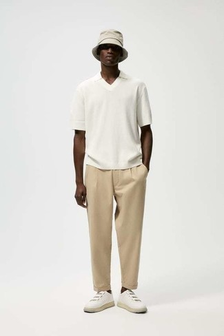 С чем носить белую футболку-поло мужчине