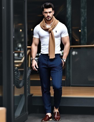 Какие лоферы носить с белой футболкой-поло мужчине