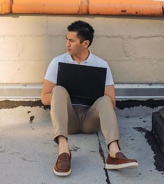 Какие лоферы носить с белой футболкой-поло мужчине