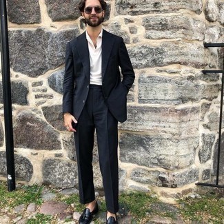 Какие лоферы носить с белой футболкой-поло мужчине