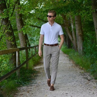 Какие лоферы носить с белой футболкой-поло мужчине