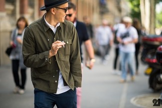 Какие рубашки с длинным рукавом носить с белой футболкой-поло мужчине