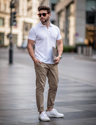 Какие низкие кеды носить с белой футболкой-поло мужчине