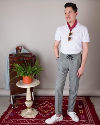 Какие низкие кеды носить с белой футболкой-поло мужчине