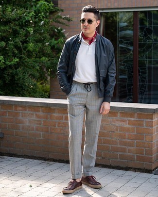 Как носить белую футболку-поло с темно-синим бомбером мужчине