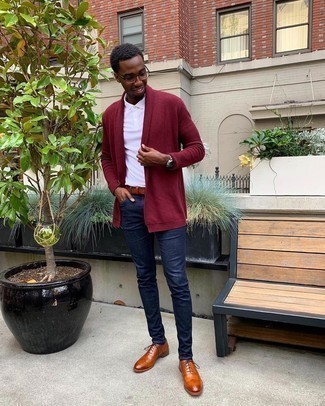 Какие открытые кардиганы носить с белой футболкой-поло мужчине