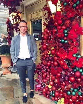 Какие длинные пальто носить с белой футболкой-поло