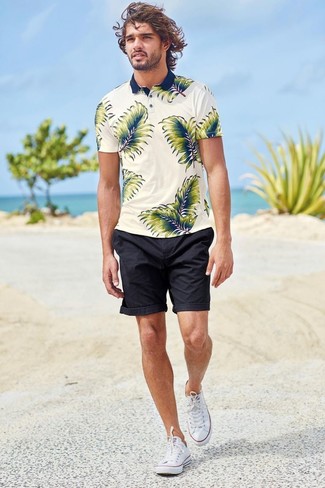 Какие шорты носить с белой футболкой-поло мужчине