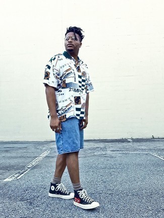 Какие шорты носить с белой футболкой-поло мужчине