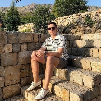 Какие шорты носить с белой футболкой-поло мужчине