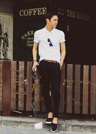 Какие слипоны носить с белой футболкой-поло мужчине