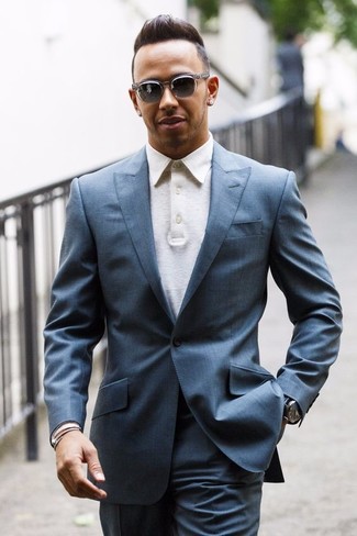 Какие костюмы носить с белой футболкой-поло