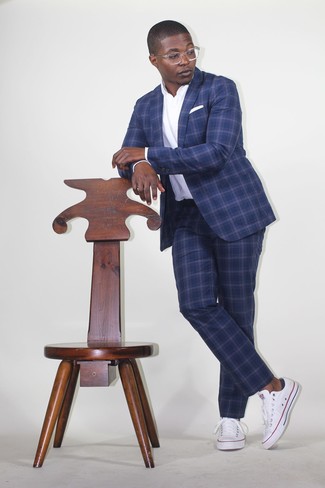 Какие костюмы носить с белой футболкой-поло