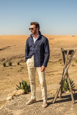 Как носить белую футболку-поло с светло-коричневыми замшевыми лоферами мужчине