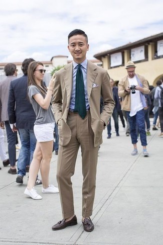 Как носить белую футболку-поло с светло-коричневым костюмом