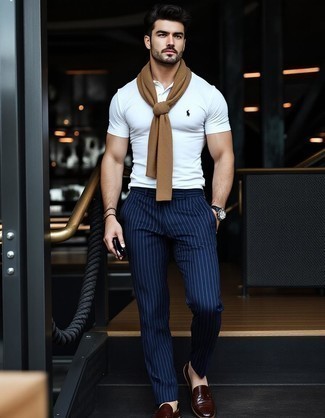 Какие лоферы с кисточками носить с белой футболкой-поло