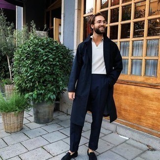 Какие плащи носить с белой футболкой-поло мужчине