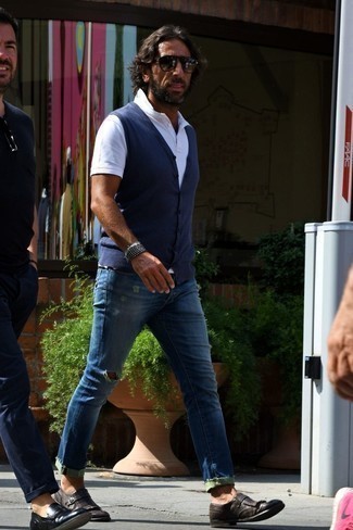 Какие жилеты носить с белой футболкой-поло