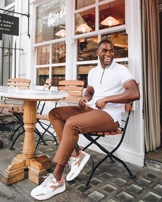 Как носить белую футболку-поло с белыми кроссовками мужчине