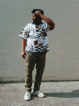 Как носить белую футболку-поло с белыми кроссовками мужчине