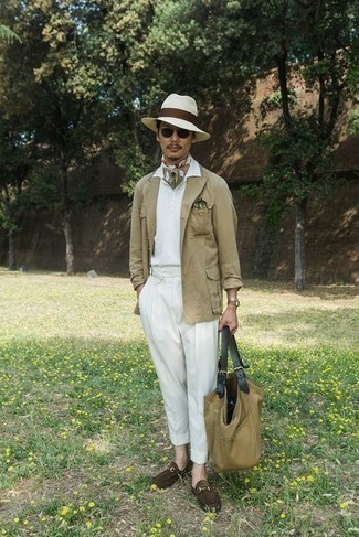 Как носить белую футболку-поло с белыми классическими брюками мужчине