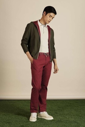 Какие ветровки носить с белой футболкой-поло мужчине