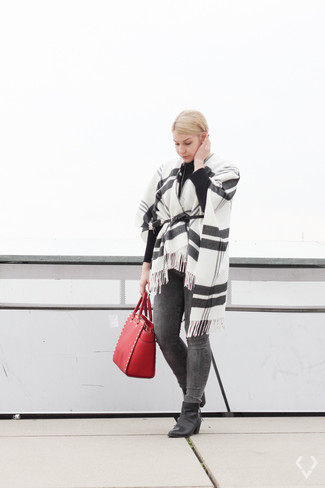 Какие ботильоны носить с белым пончо